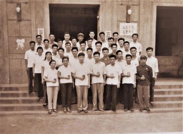 浙大毕业后被分到二机部第一设计院，参与713矿和734厂建设，最后又与中核100号“结缘”
